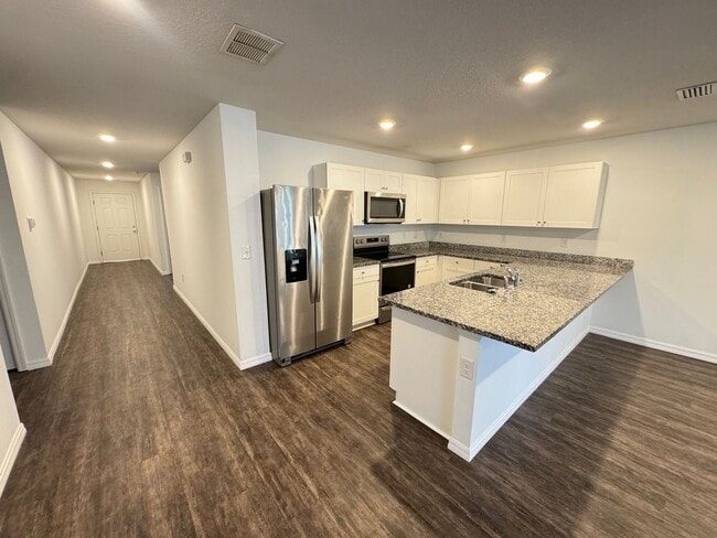 Building Photo - BEAUTIFUL, 4 bedroom, 2 bathroom Home in Poinciana!! Cable & Internet Included with Rent!!