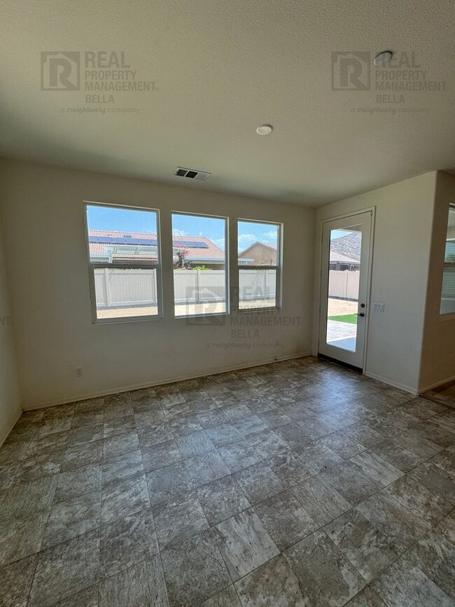 Building Photo - Single-Story Comfort & Style in Prime Heme...