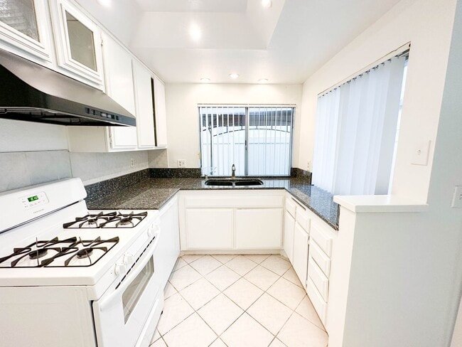 Building Photo - Townhome AVAILABLE NOW in Colton. 2 Bed / 2 Bath Floorplan  + Garage!