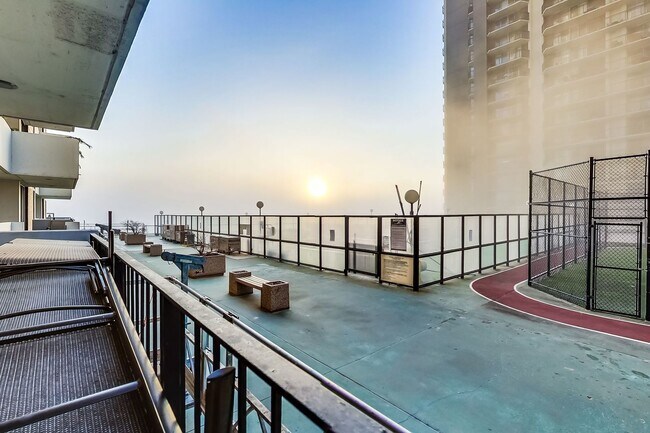 Building Photo - 6033 N Sheridan Rd