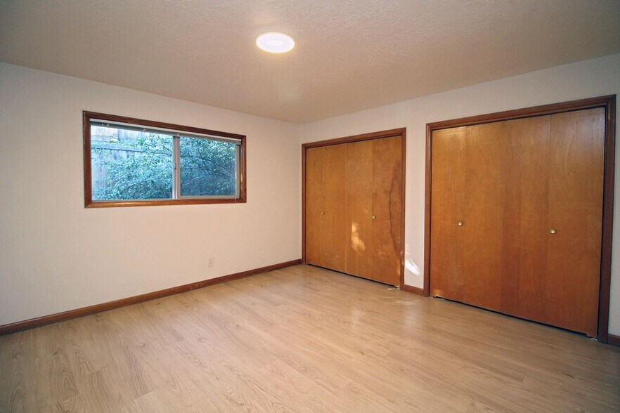 Building Photo - 3200-3236 SW Marigold St