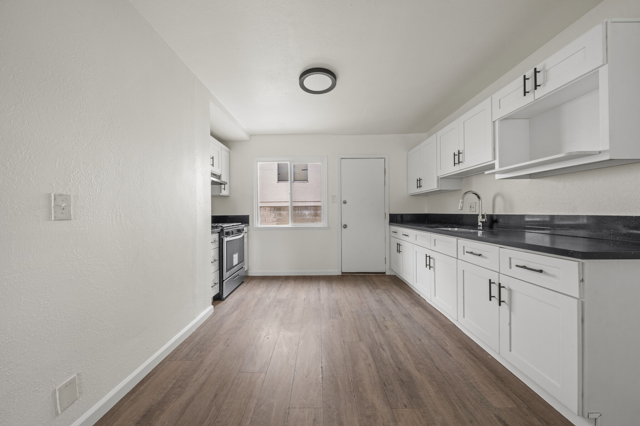 Building Photo - 6940 Woodley Ave