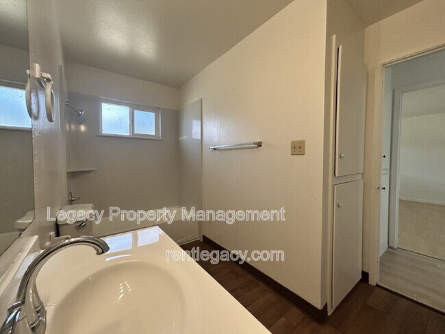 Building Photo - 4552 Ashcroft Ave