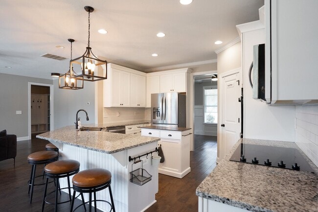 Building Photo - 657 Tree Top Trl