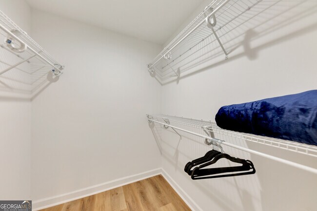 Building Photo - 1018 Falling Valley Ct SE