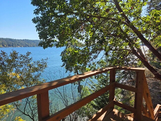 Building Photo - Waterfront Home in Illahee!