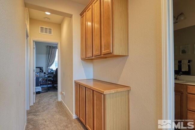 Building Photo - Townhome short drive to freeway. 3 bedroom...