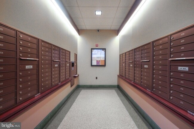 Building Photo - 4600 S Four Mile Run Dr