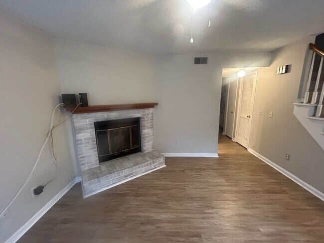 Building Photo - 113 Manorwood Ct