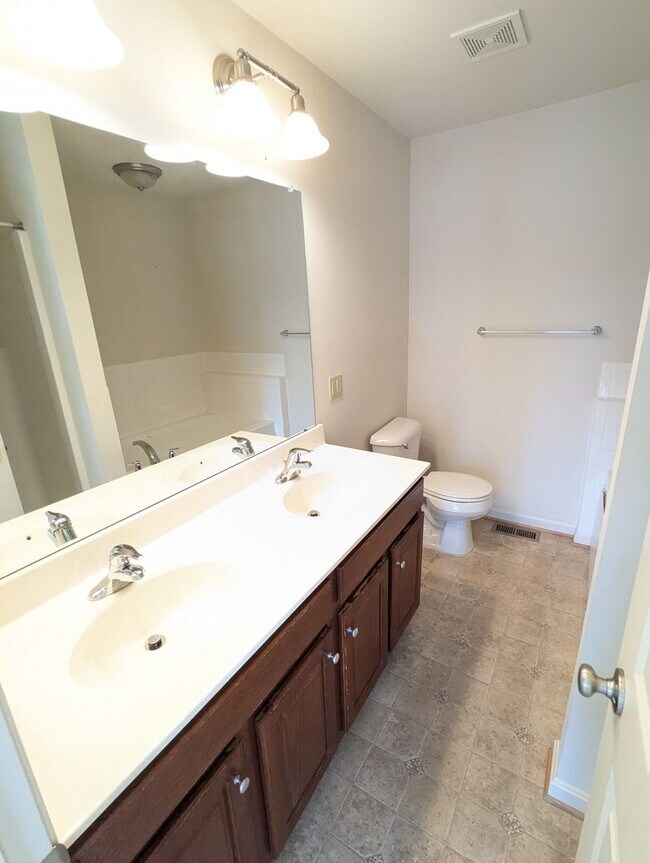 Building Photo - 3 Level End Unit townhouse available mid O...