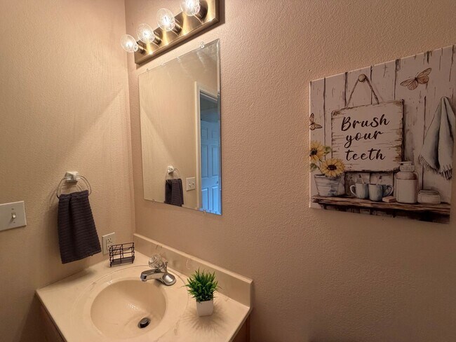 Building Photo - Fully Furnished Short Term Rental!
