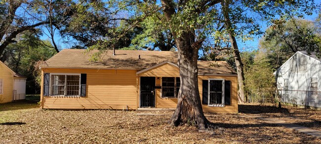 Primary Photo - Nice 3 bedroom/1 bath home with Central Ai...