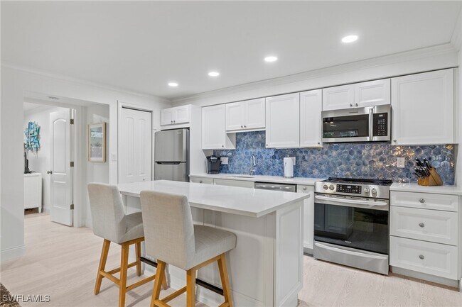 Building Photo - 960 7th St S