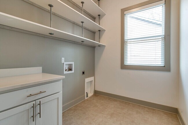 Building Photo - 336 Vivelle Ave