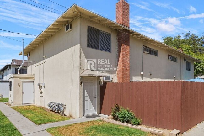 Building Photo - 3009 Canyon Crest Dr