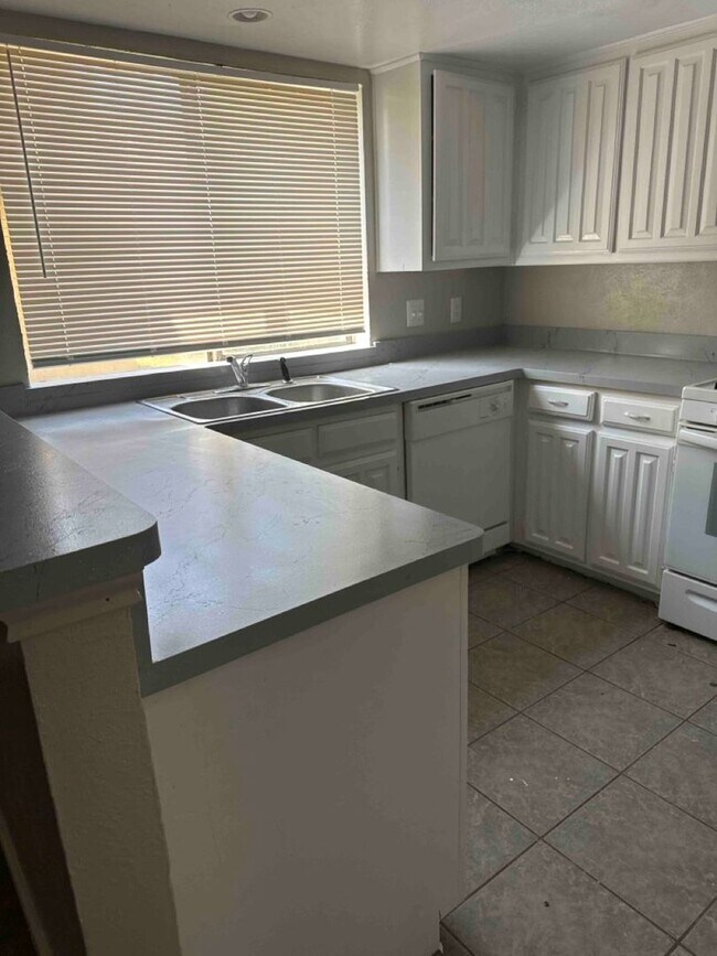 Building Photo - Desoto - 3 Bedroom -2.5 Bath