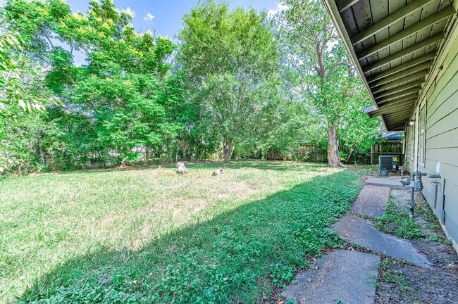Building Photo - 5711 Lyndhurst Dr