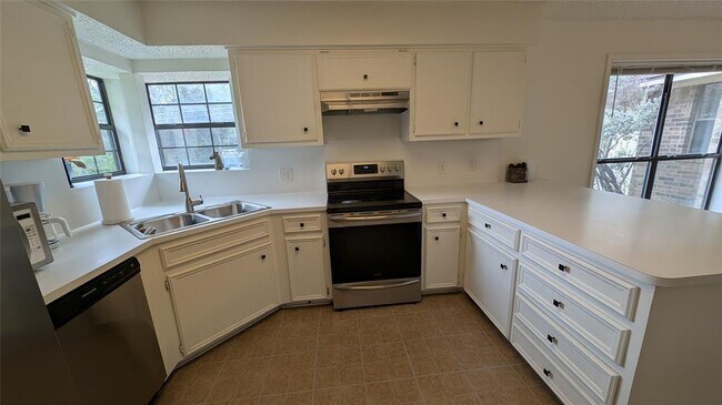 Building Photo - 2738 Oak Haven