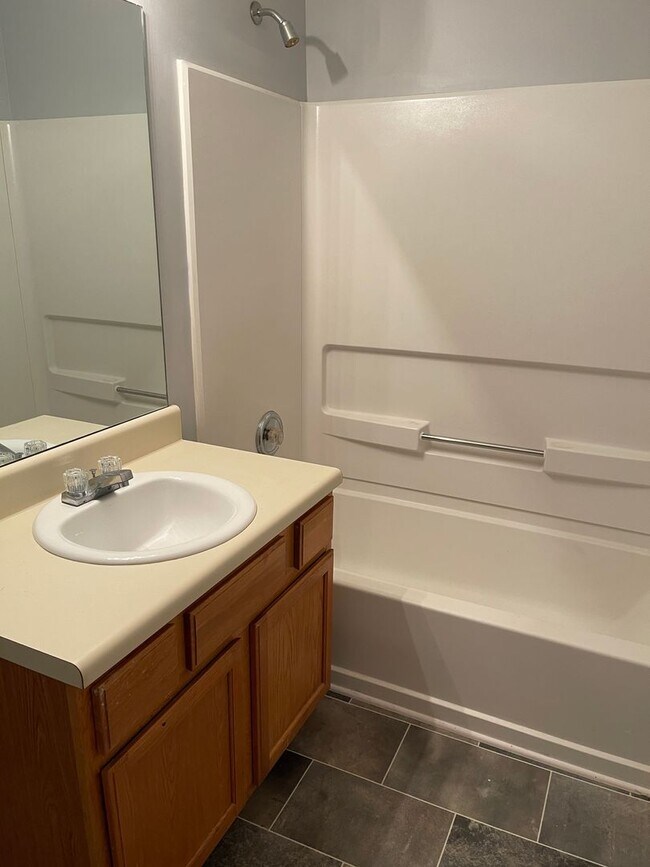 Building Photo - Spacious Townhouse