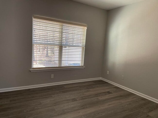 Building Photo - Woodbridge Pointe