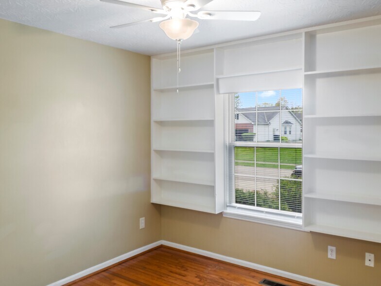 Building Photo - 672 E Lake Ln