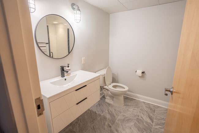 Building Photo - 75 Maple St