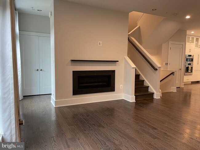 Building Photo - 3721 Chevy Chase Lake Dr