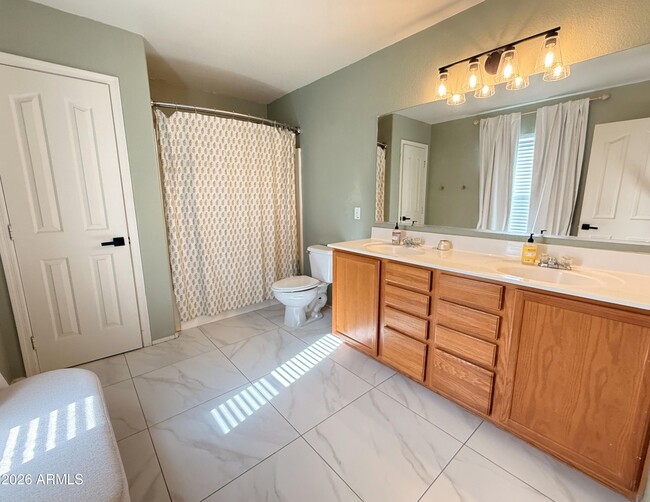 Building Photo - 3033 E Santa Rosa Dr