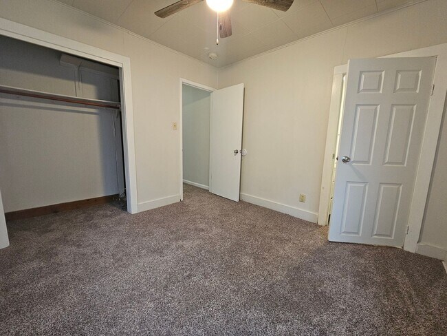 Building Photo - NE 3 bedroom 1 bath, no stairs, 2 stall garage. Near Hyvee