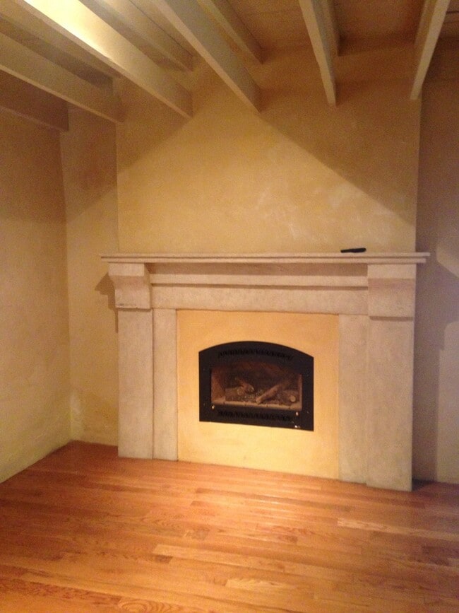 Building Photo - ABSOLUTELY DARLING 2 Bedroom  1 Bath DOWNT...