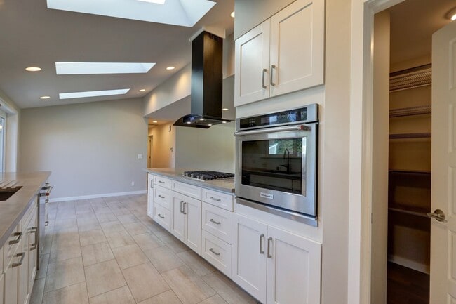 Building Photo - Beautifully Remodeled 4bd, 1.75ba Rambler Available in the Heart of Bellevue.