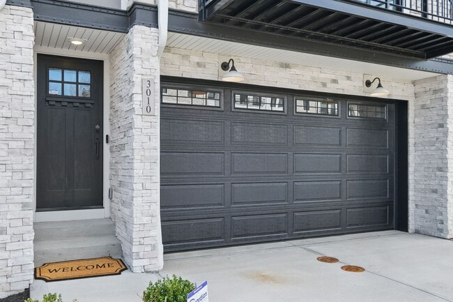Building Photo - 3010 Greeneview Ln