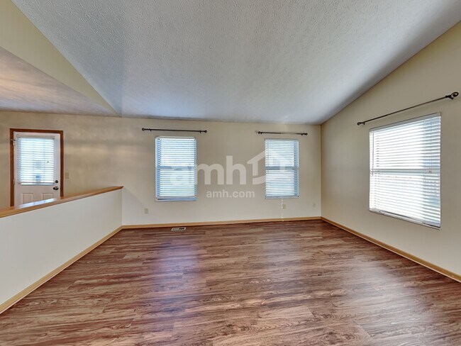 Building Photo - 906 Lakeway Ct E