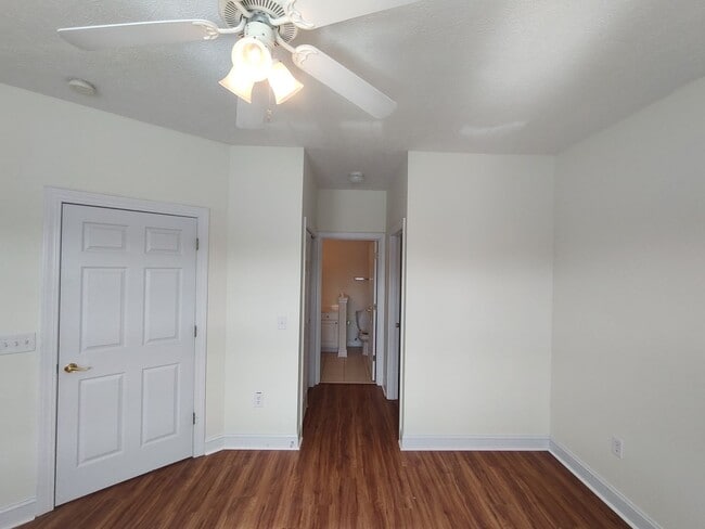 Building Photo - MOVE IN READY! 3rd Floor Condo with BEAUTIFUL Pond View! Central Location!