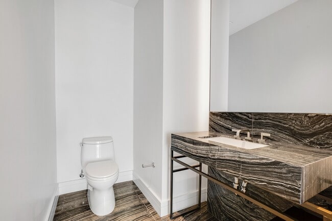 Building Photo - 211 Elm Ct