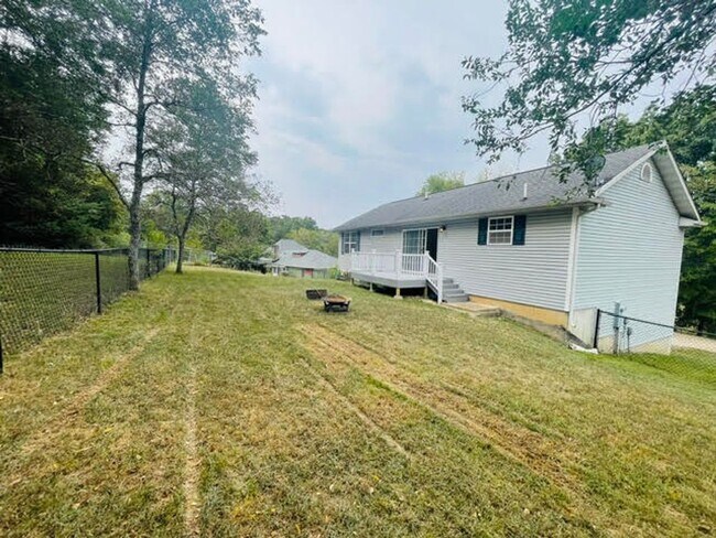 Building Photo - Gorgeous 3 Bedroom, 2 Bathroom Split Level Home in Waynesville