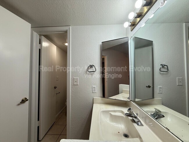 Building Photo - 533 W Guadalupe Rd