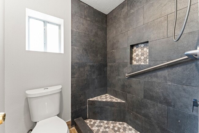 Building Photo - 1111 Tanglewild Ln