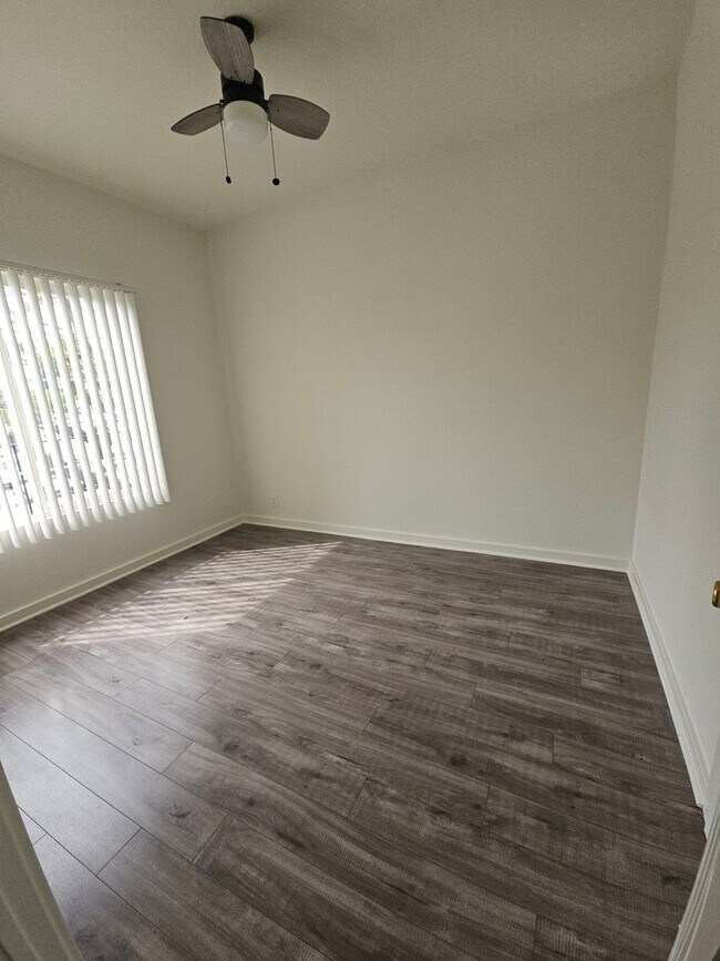 Building Photo - Remodeled 2 Bedroom Unit !