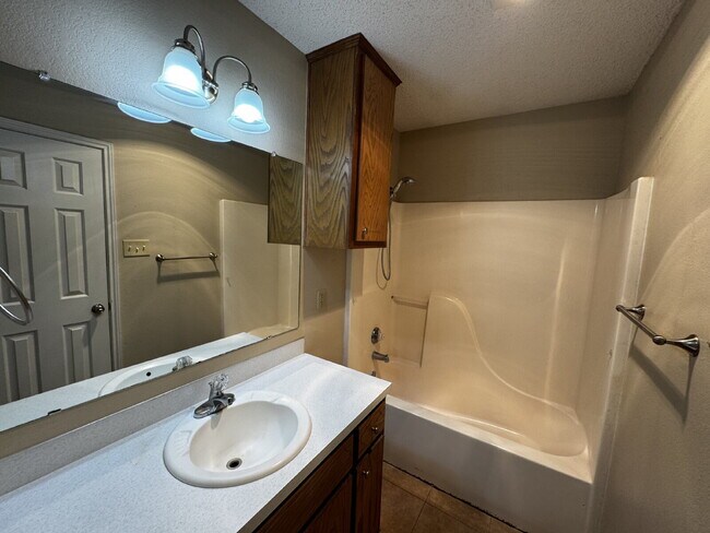 Building Photo - Stunning 2-Bed Oasis in Established Neighb...