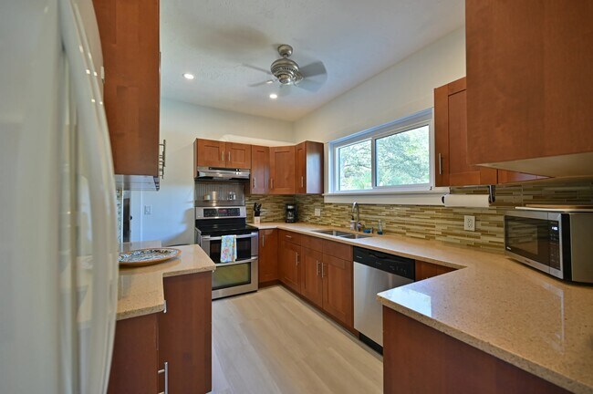 Building Photo - 2408 Hillview St