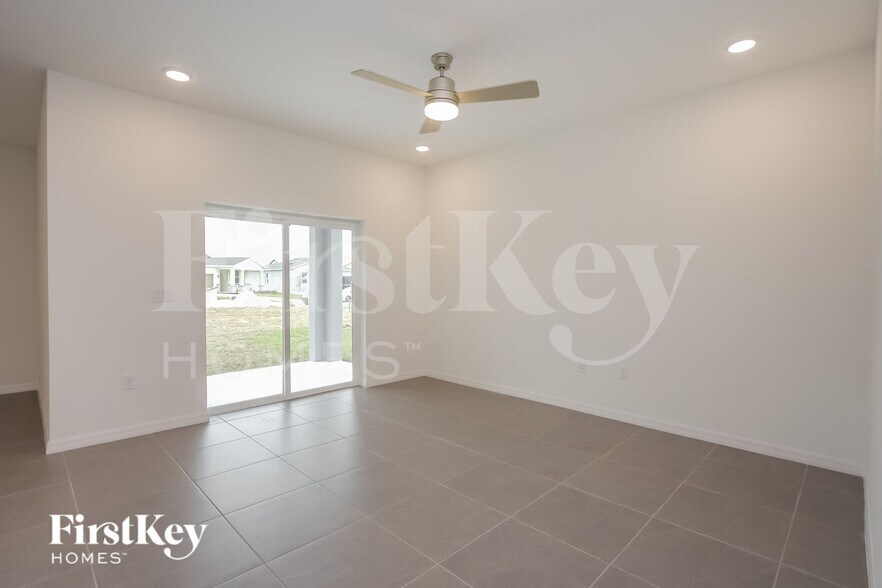 Building Photo - 356 Corbel Ln
