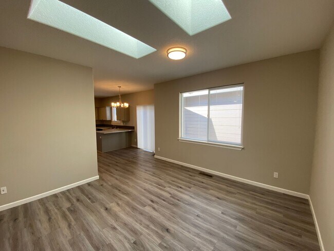 Building Photo - 556