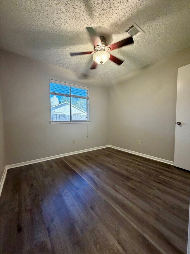 Building Photo - 2406 Lively Ln