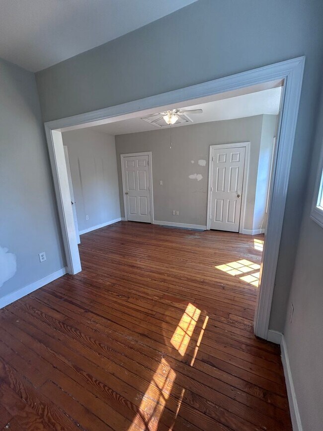 Building Photo - 2020 Parkwood Ave