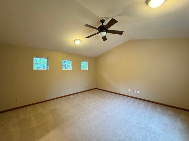 Building Photo - Spacious 4-Bedroom Home for Rent in Woodinville