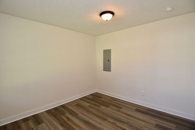 Building Photo - Recently Renovated 3 Bedroom House - Section 8 Welcome