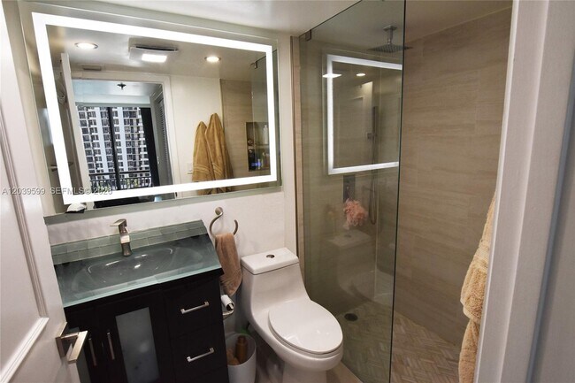 Building Photo - 540 Brickell Key Dr