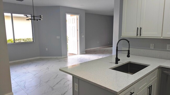 Building Photo - 826 Middleton Dr SW