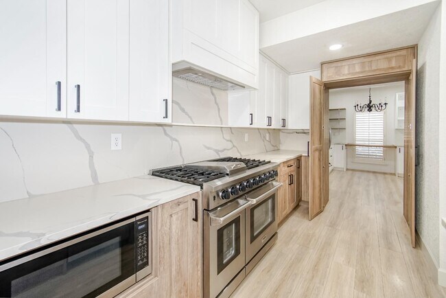 Building Photo - 918 Calle Cumbre Ct